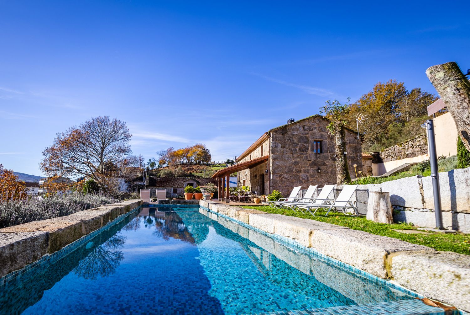 Casa y piscina rebosante